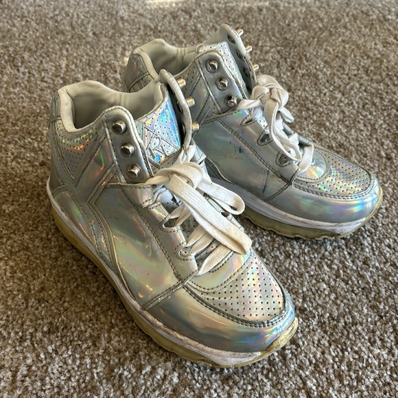YRU Qozmo Aiire Silver Holographic High Top Sneakers - Picture 3 of 8